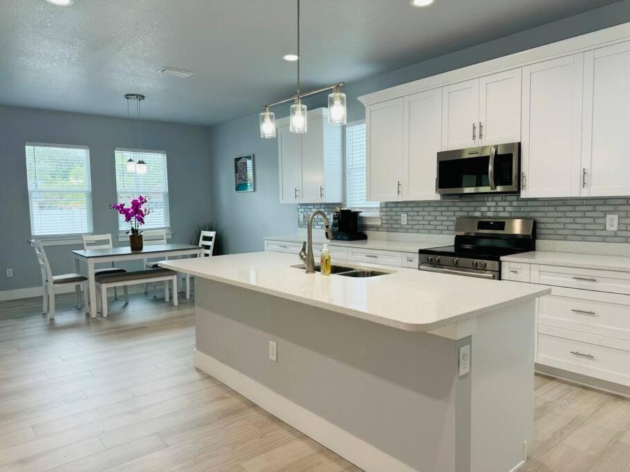 فيلا Brand New Tampa Oasis With Private Jacuzzi Retreat لوتز المظهر الخارجي الصورة